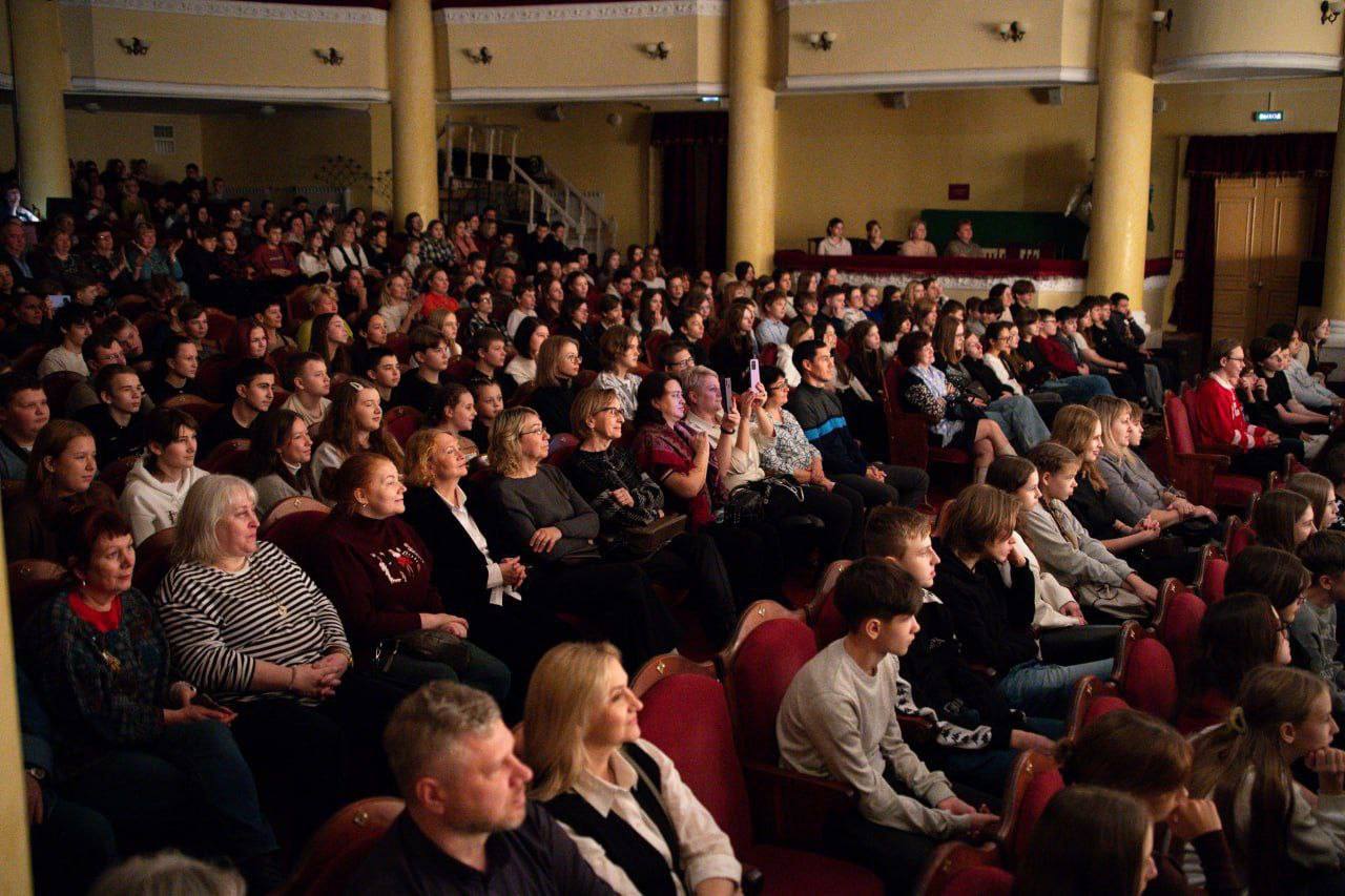 На сцене Серпуховского театра — патриотический спектакль «Ради жизни» от гостей из Череповца На сцене Серпуховского театра — патриотический спектакль «Ради жизни» от гостей из Череповца