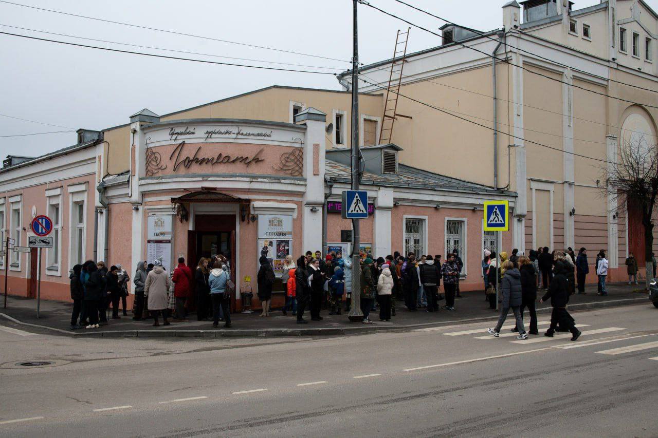 На сцене Серпуховского театра — патриотический спектакль «Ради жизни» от гостей из Череповца На сцене Серпуховского театра — патриотический спектакль «Ради жизни» от гостей из Череповца