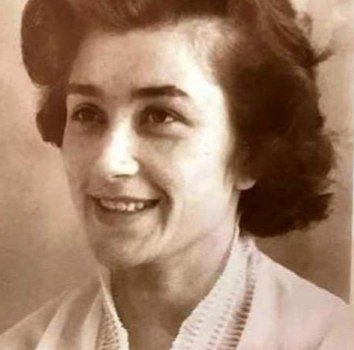 Владимир Волков: В этот день утро в нашей семье каждый год начинается с приятной суеты - дети встают сами, без будильника, и приходят поздравлять маму с праздником