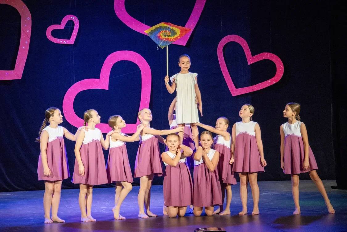 В Доме культуры «Лира» поселка Пролетарский царила любовь и доброта! Полный зал, бурные овации и невероятная энергетика — так праздновали День матери «Самой ласковой на свете»