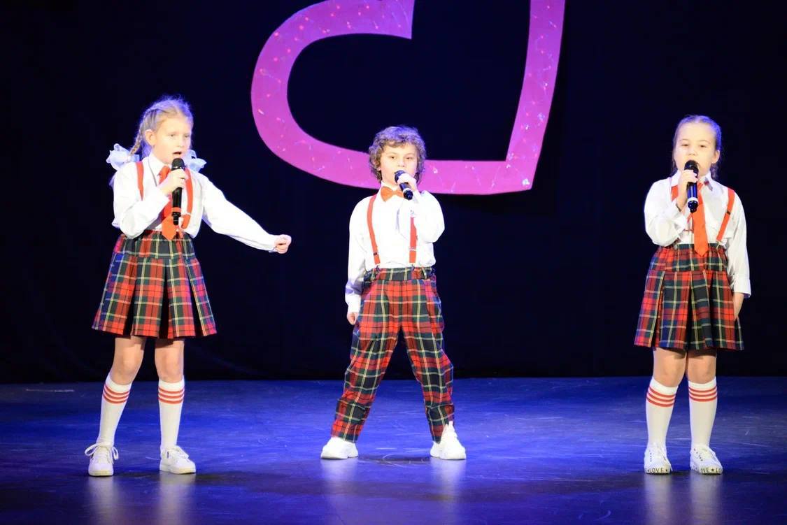 В Доме культуры «Лира» поселка Пролетарский царила любовь и доброта! Полный зал, бурные овации и невероятная энергетика — так праздновали День матери «Самой ласковой на свете» В Доме культуры «Лира» поселка Пролетарский царила любовь и доброта! Полный зал, бурные овации и невероятная энергетика — так праздновали День матери «Самой ласковой на свете»