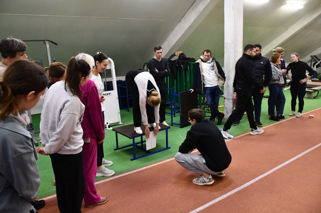 В Жуковском на базе спортивной школы "Метеор" состоялась сдача нормативов Всероссийского физкультурно-спортивного комплекса «Готов к труду и обороне» среди работников муниципальных учреждений В Жуковском на базе спортивной школы "Метеор" состоялась сдача нормативов Всероссийского физкультурно-спортивного комплекса «Готов к труду и обороне» среди работников муниципальных учреждений