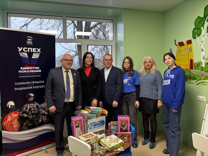 Депутат Московской областной Думы Екатерина Лобышева вместе с депутатами, молодогвардейцами и главным врачом ГБУЗ МО «Воскресенская больница» Максимом Кузнецовым пополнила Коробку храбрости различными канцтоварами и игрушками