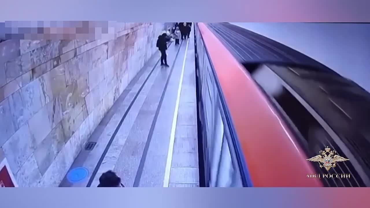 Приключения подмосковного экстремала: 20-летний зацепер прокатился в метро на крыше поезда от «Пушкинской» до «Кузнецкого моста»
