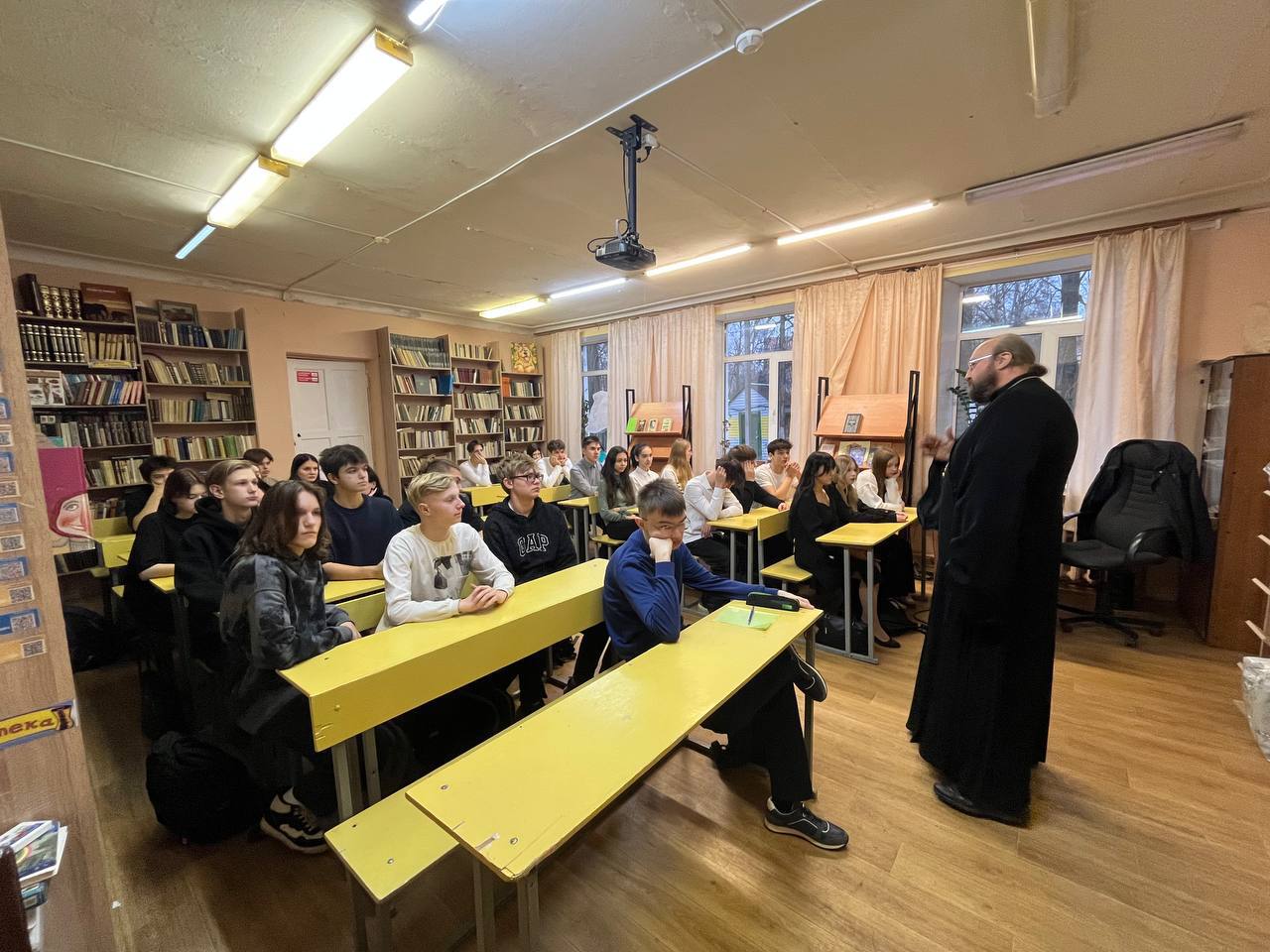 Разговор со священником в МБОУ лицее №4 Разговор со священником в МБОУ лицее №4