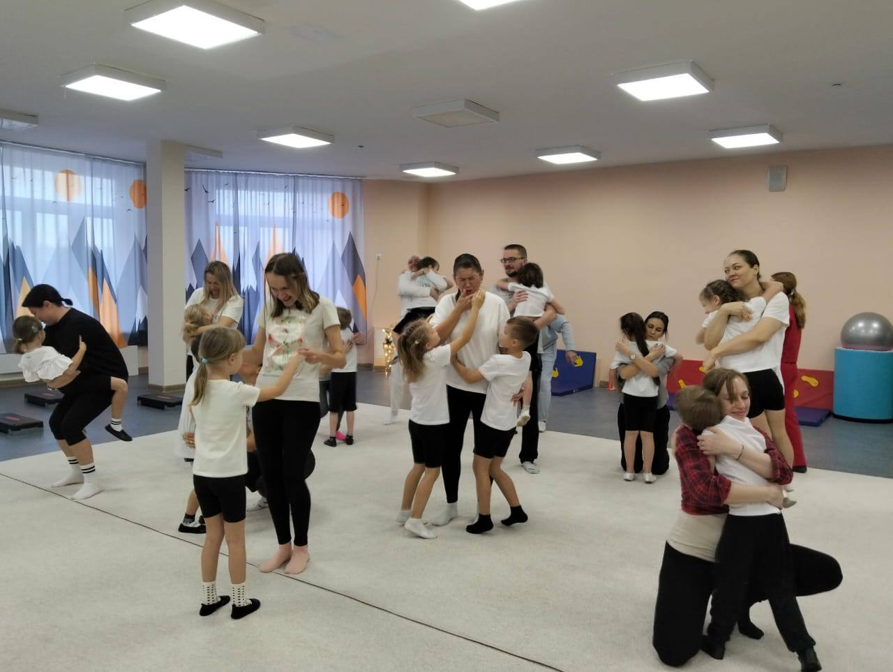 Спортивно развлекательная программа «Физкультура — ВМЕСТЕ» состоялась в Дзержинском в преддверии Дня матери