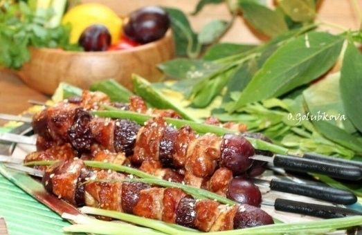 Шашлык из индейки с кунжутом и сливой
