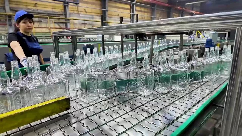 Более 400 тонн стекла в сутки: Михаил Шувалов оценил работу Дмитровского стекольного завода