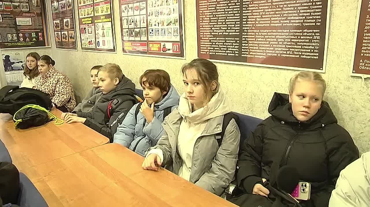 С подробностями работы спасателей и пожарных на выезде и на телефонах экстренных служб познакомили ступинских школьников