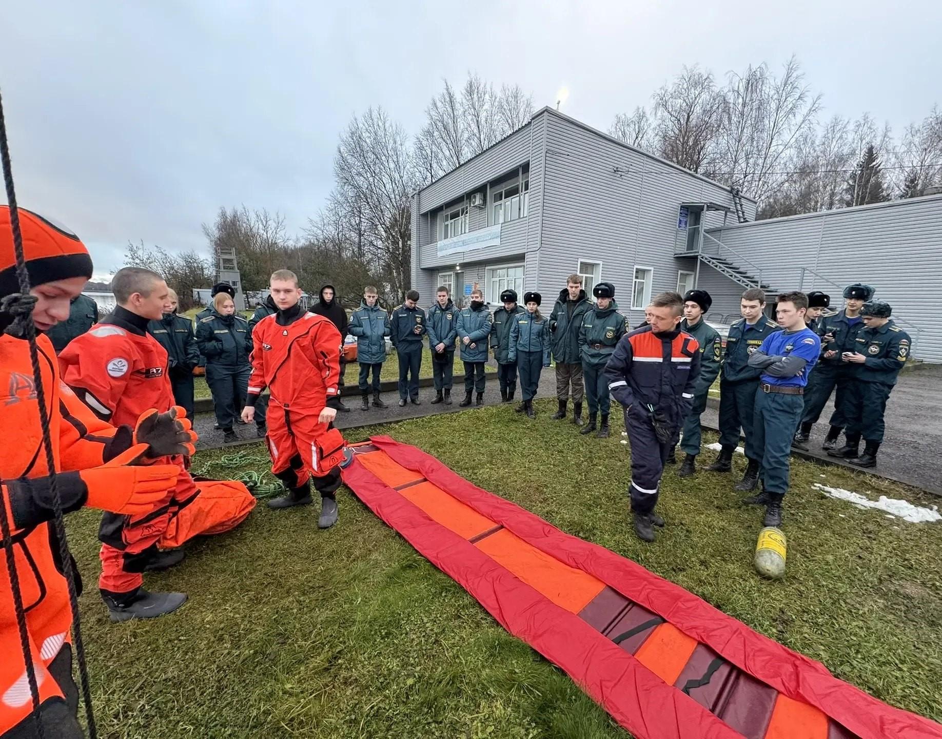 Студенты колледжа «Подмосковье» отработали спасение на воде на озере Сенеж вместе с профессионалами Мособлпожспаса Студенты колледжа «Подмосковье» отработали спасение на воде на озере Сенеж вместе с профессионалами Мособлпожспаса