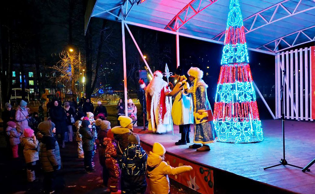 Отличные новости! Сегодня, 1 декабря, парк «Костино» совместно с ДиКЦ «КОСТИНО» дали старт зимнему праздничному сезону! Мы ярко встретили первый день календарной зимы — зажгли огни на главной ёлке и устроили весёлый... Отличные новости! Сегодня, 1 декабря, парк «Костино» совместно с ДиКЦ «КОСТИНО» дали старт зимнему праздничному сезону! Мы ярко встретили первый день календарной зимы — зажгли огни на главной ёлке и устроили весёлый...