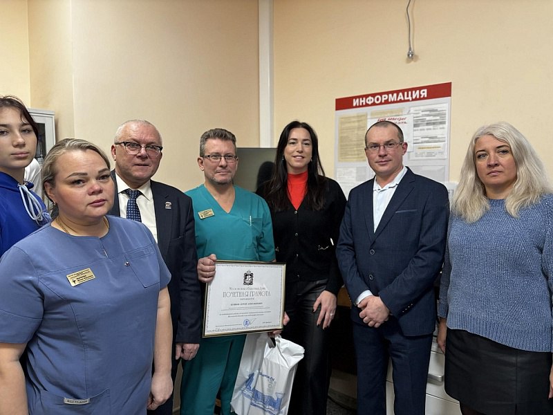 Депутат Московской областной Думы Екатерина Лобышева вместе с депутатами, молодогвардейцами и главным врачом ГБУЗ МО «Воскресенская больница» Максимом Кузнецовым пополнила Коробку храбрости различными канцтоварами и игрушками Депутат Московской областной Думы Екатерина Лобышева вместе с депутатами, молодогвардейцами и главным врачом ГБУЗ МО «Воскресенская больница» Максимом Кузнецовым пополнила Коробку храбрости различными канцтоварами и игрушками