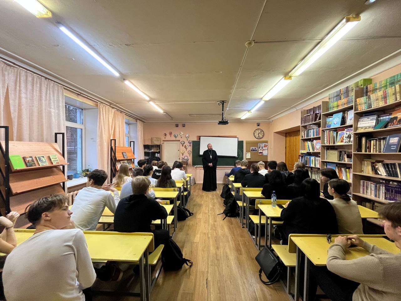 Разговор со священником в МБОУ лицее №4 Разговор со священником в МБОУ лицее №4