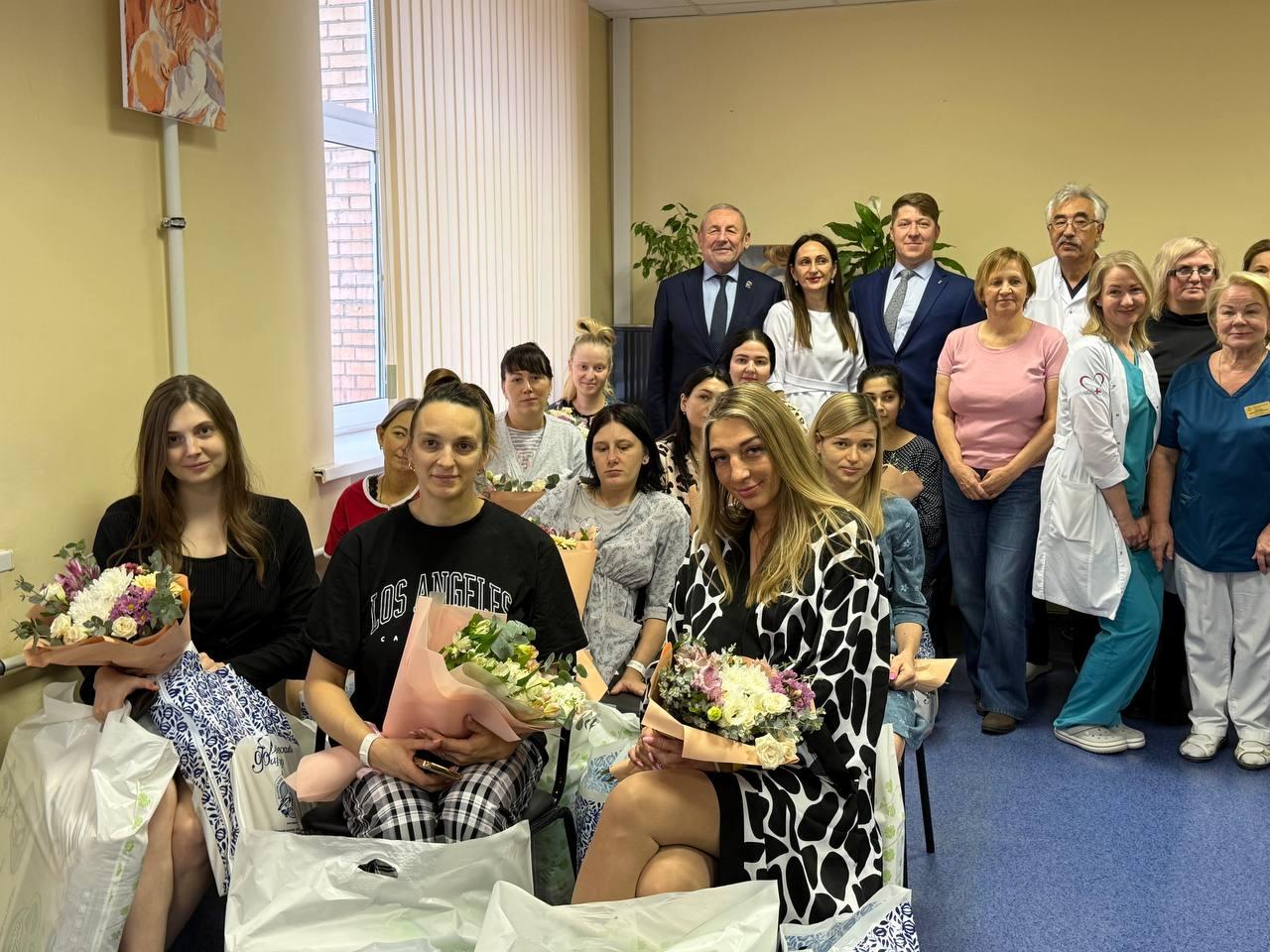 Накануне, в День матери, в стенах Родильного отделения Ногинской больницы на свет появились 11 малышей - 9 девочек и 2 мальчика