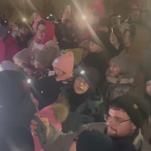 Зажгли нашу красавицу-ёлку на Советской площади