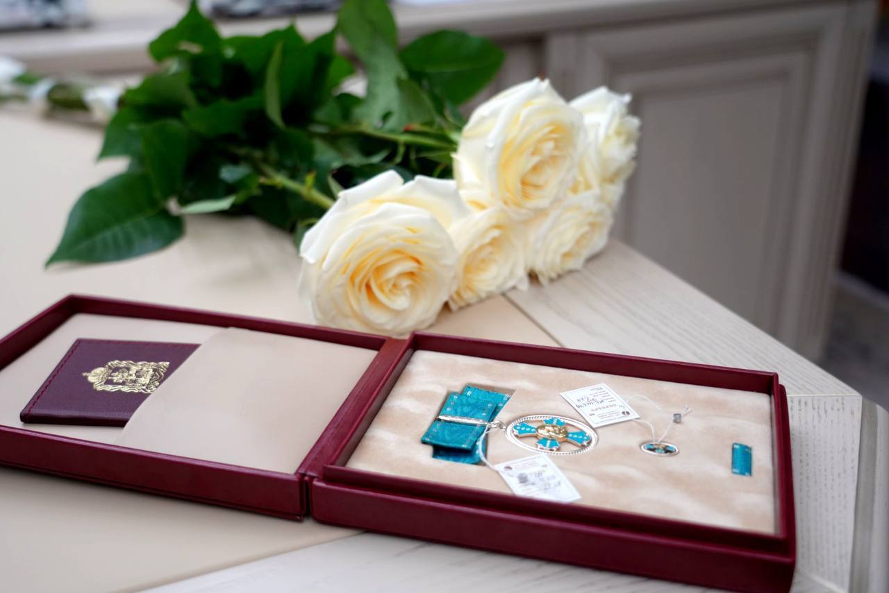 С большим уважением вручила знак губернатора Московской области Андрея Юрьевича Воробьёва «Материнская слава» маме шестерых детей Марии Деминой С большим уважением вручила знак губернатора Московской области Андрея Юрьевича Воробьёва «Материнская слава» маме шестерых детей Марии Деминой