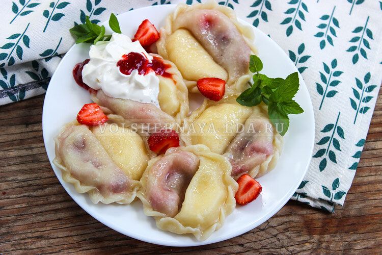 Двойные вареники с творогом и клубникой: кулинарная фантазия