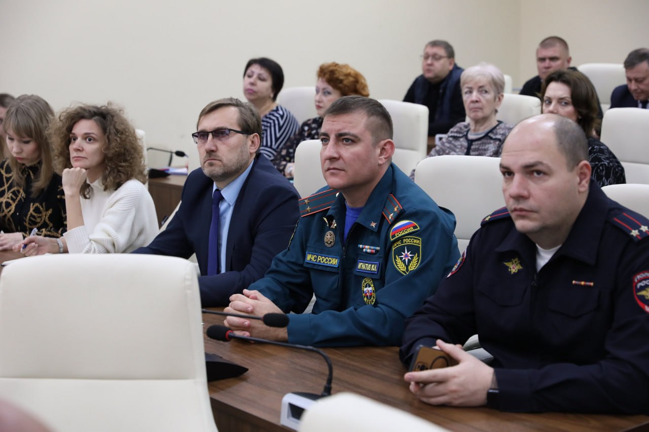 Подготовку города к Новому году и меры поддержки бизнеса обсудили в Долгопрудном Подготовку города к Новому году и меры поддержки бизнеса обсудили в Долгопрудном