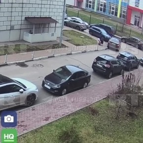 Девушка умудрилась поднять канализационный люк и метнуть его в заднее стекло чужой машины