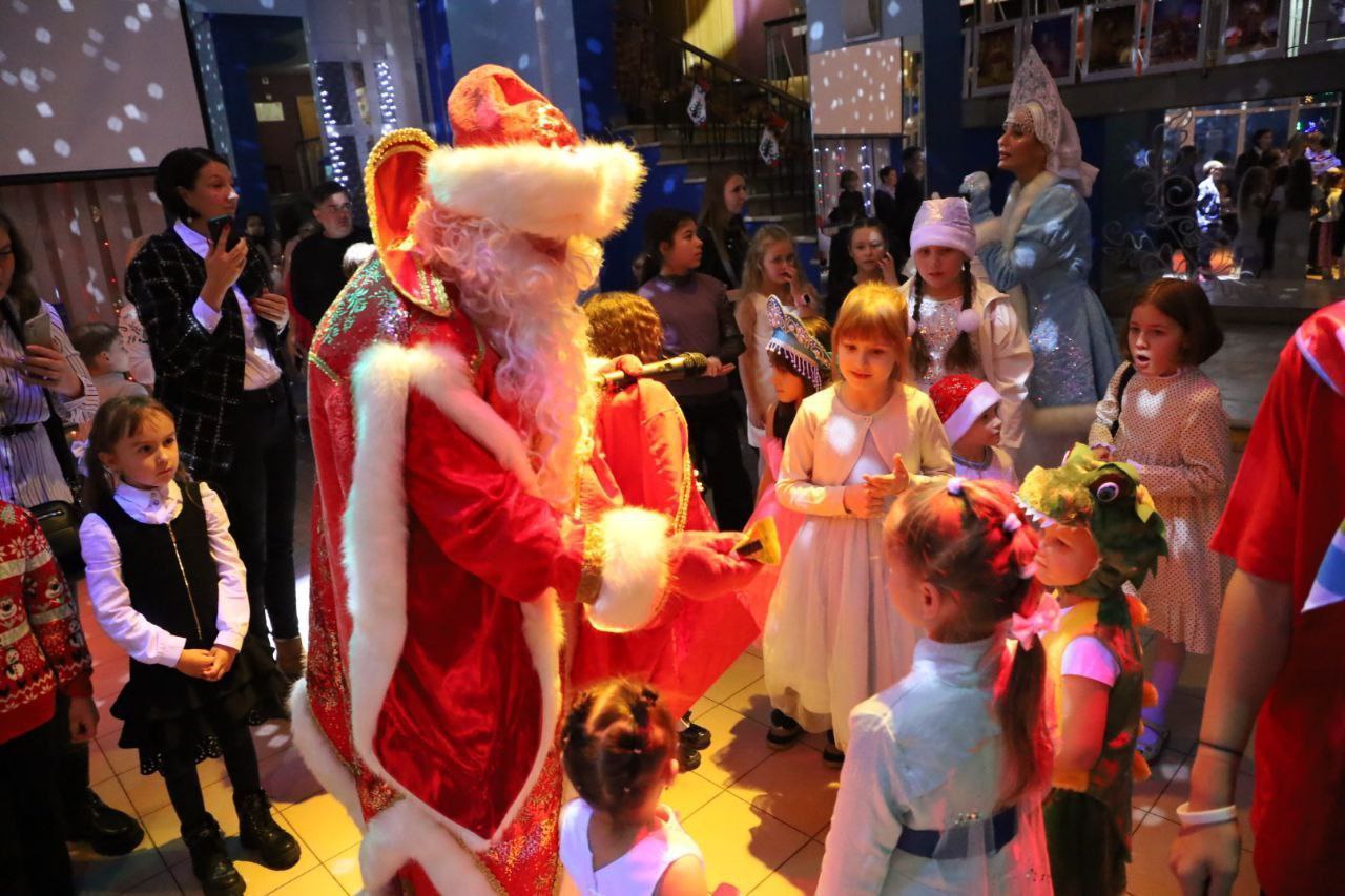 В Серпуховском округе началась выдача пригласительных на благотворительные ёлки Главы