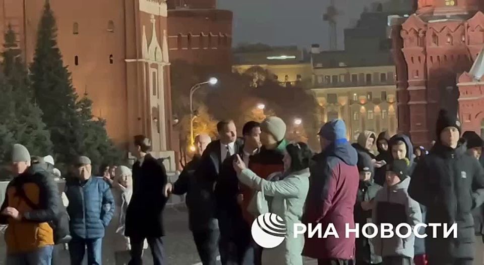 Дмитриев и Уиткофф прошлись по Красной площади перед запланированной встречей в Кремле, пишет РИА Новости