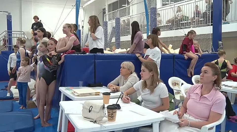 Третий день ежегодных соревнований по спортивной гимнастике "Только в доскок" - финал в отдельных видах многоборья - собрал множество участников