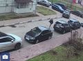 В Подмосковье «канализационная амазонка» забросила люк на стекло чужого автомобиля и сбежала