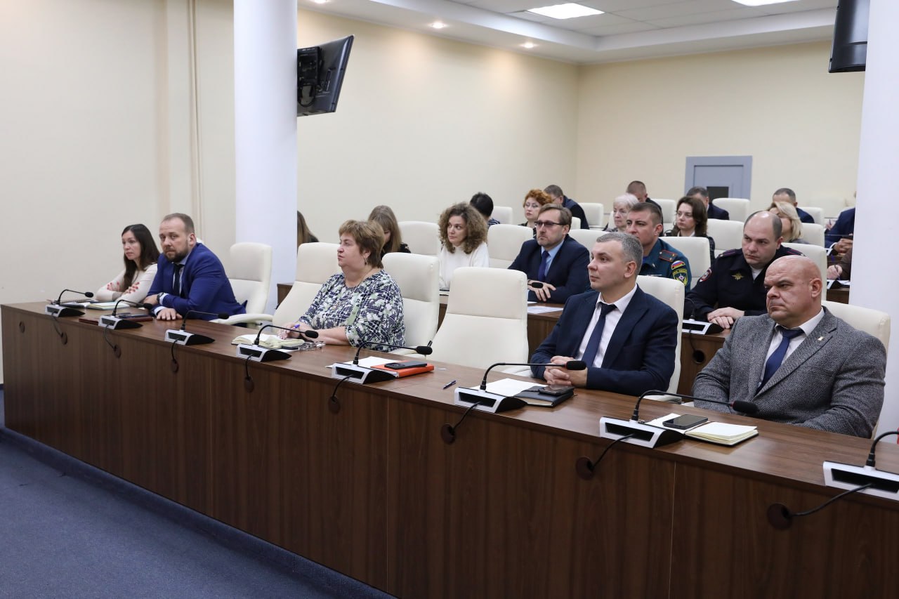 Подготовку города к Новому году и меры поддержки бизнеса обсудили в Долгопрудном Подготовку города к Новому году и меры поддержки бизнеса обсудили в Долгопрудном