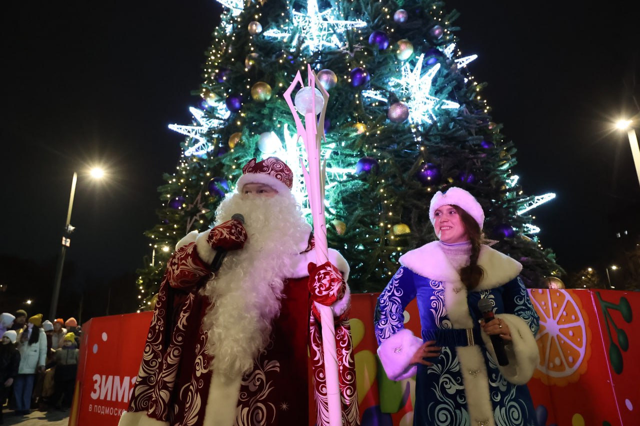 1 декабря в сквере имени Бориса Громцева состоялось торжественное зажжение огней на главной городской ёлке в рамках проекта «Зима в Подмосковье» 1 декабря в сквере имени Бориса Громцева состоялось торжественное зажжение огней на главной городской ёлке в рамках проекта «Зима в Подмосковье»