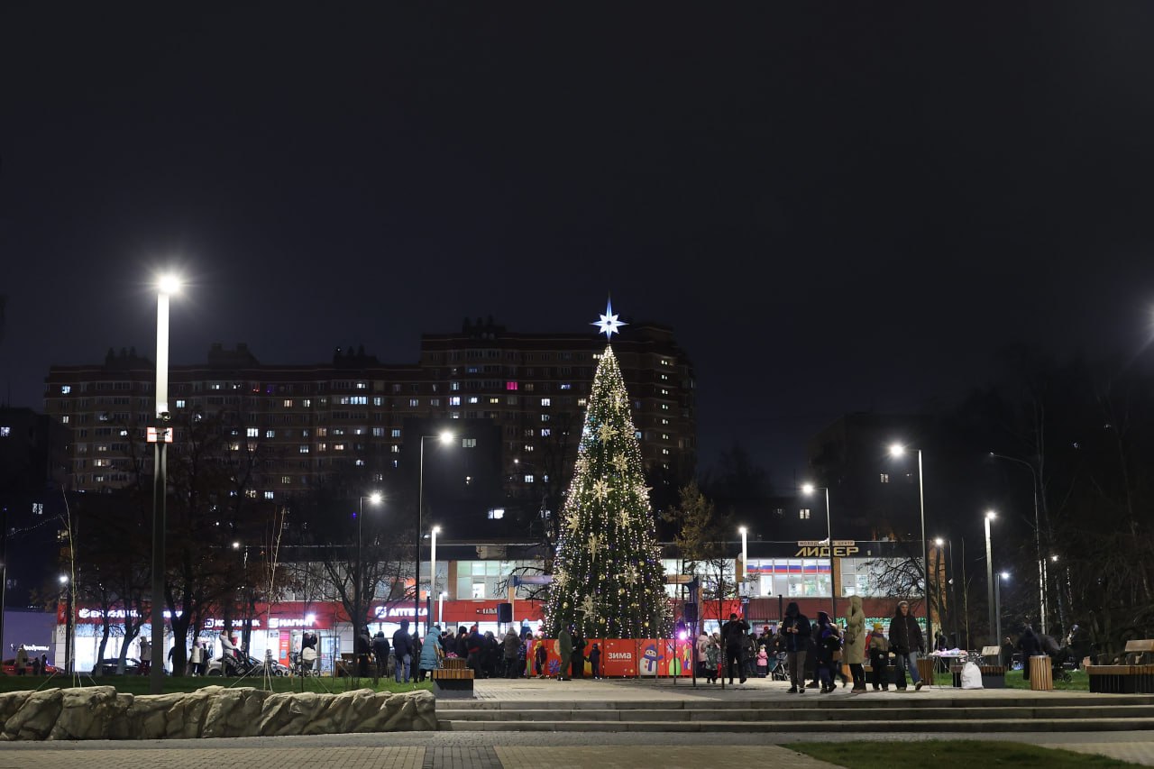 1 декабря в сквере имени Бориса Громцева состоялось торжественное зажжение огней на главной городской ёлке в рамках проекта «Зима в Подмосковье» 1 декабря в сквере имени Бориса Громцева состоялось торжественное зажжение огней на главной городской ёлке в рамках проекта «Зима в Подмосковье»