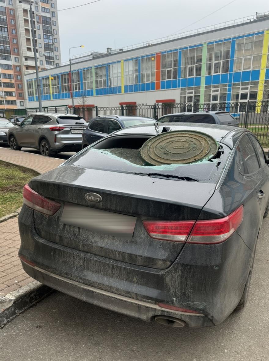 В Подмосковье «канализационная амазонка» забросила люк на стекло чужого автомобиля и сбежала В Подмосковье «канализационная амазонка» забросила люк на стекло чужого автомобиля и сбежала