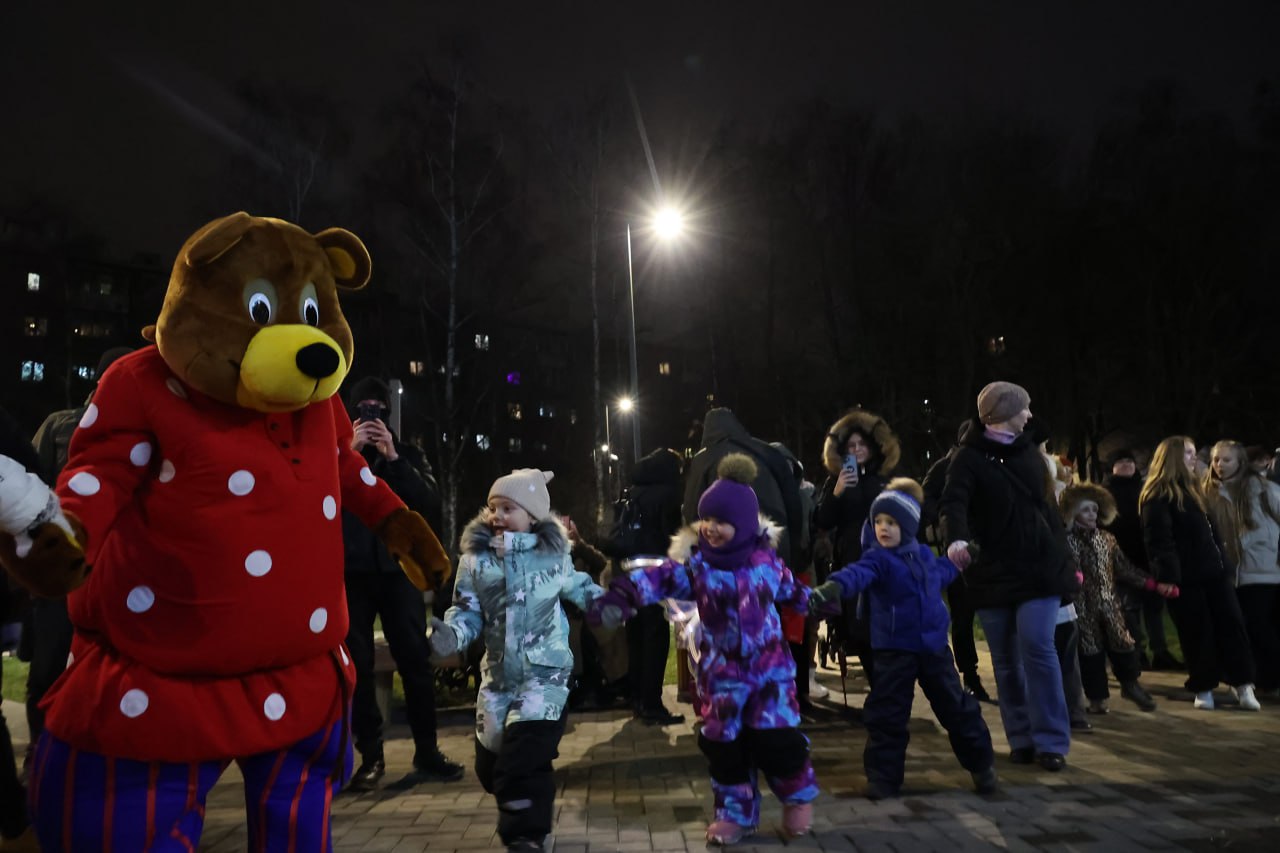 1 декабря в сквере имени Бориса Громцева состоялось торжественное зажжение огней на главной городской ёлке в рамках проекта «Зима в Подмосковье» 1 декабря в сквере имени Бориса Громцева состоялось торжественное зажжение огней на главной городской ёлке в рамках проекта «Зима в Подмосковье»