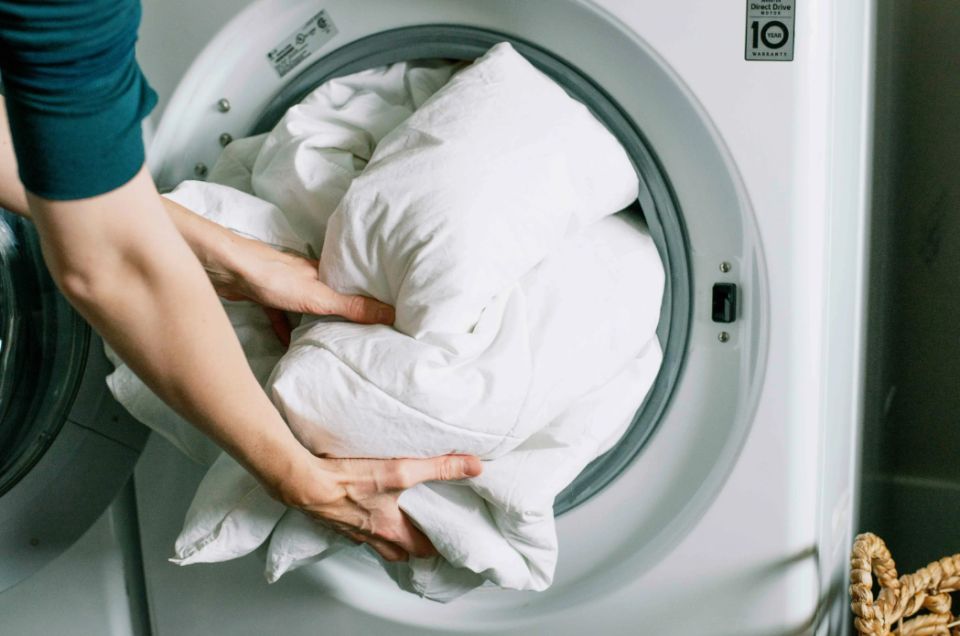 Как эффективно справиться с стиркой объемного одеяла без бытовой техники
