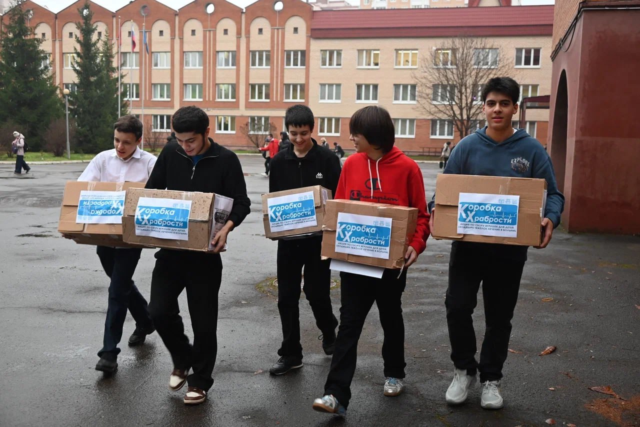 В Ленинском округе в рамках Всероссийской благотворительной акции «Коробка храбрости» передали десять коробок, наполненных канцтоварами, книгами, игрушками и многим другим в Видновскую клиническую больницу детского... В Ленинском округе в рамках Всероссийской благотворительной акции «Коробка храбрости» передали десять коробок, наполненных канцтоварами, книгами, игрушками и многим другим в Видновскую клиническую больницу детского...