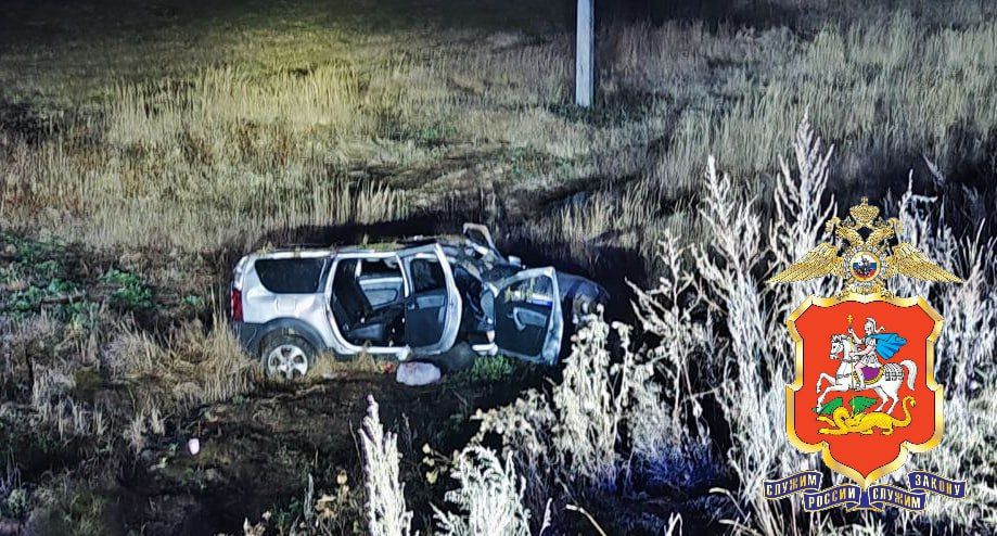 Лада улетела в кювет и перевернулась в Подмосковье