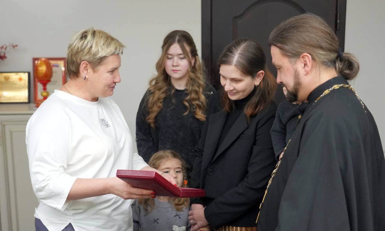С большим уважением вручила знак губернатора Московской области Андрея Юрьевича Воробьёва «Материнская слава» маме шестерых детей Марии Деминой