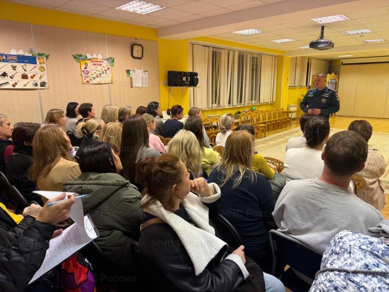 В Химках сотрудники МЧС России проводят профилактические беседы с родителями школьников