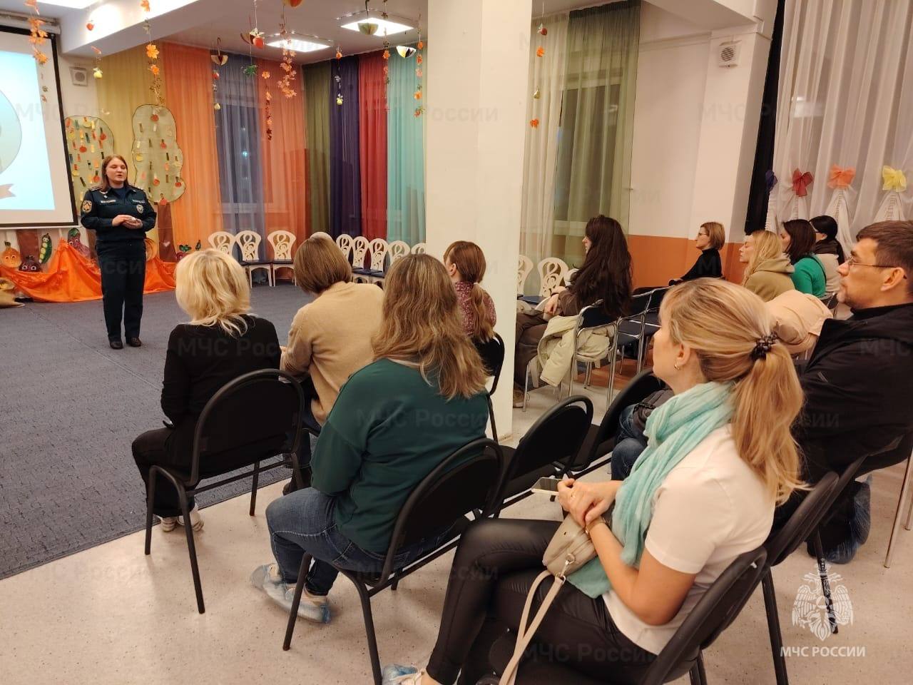 В Химках сотрудники МЧС России проводят профилактические беседы с родителями школьников В Химках сотрудники МЧС России проводят профилактические беседы с родителями школьников