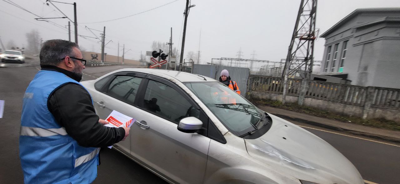 В рамках акции "Берегись поезда" 2 декабря на железнодорожном переезде в Софрино по красноармейской ветке провели профилактический рейд В рамках акции "Берегись поезда" 2 декабря на железнодорожном переезде в Софрино по красноармейской ветке провели профилактический рейд