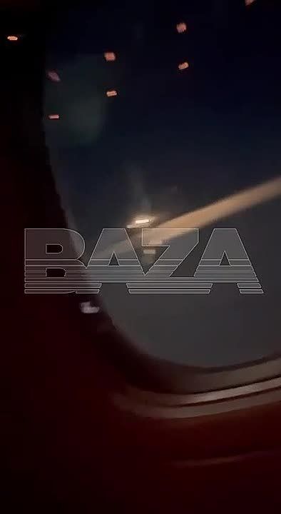 Первые кадры полета самолета с неисправным двигателем, который совершил аварийную посадку в Домодедово