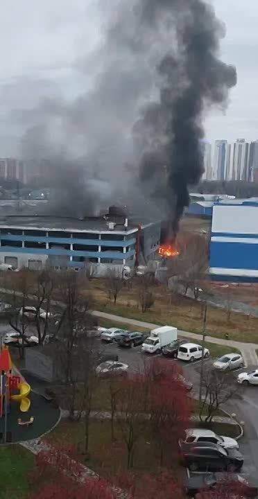 На улице Генерала Белобородова в московском районе Митино произошел пожар в гаражном комплексе, сообщает «МК: срочные новости»