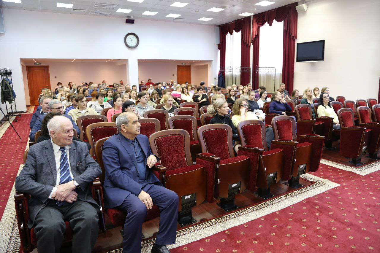 Ценю встречи с трудовыми коллективами, ведь самые важные решения рождаются не в кабинетах, а там, где живут и работают люди Ценю встречи с трудовыми коллективами, ведь самые важные решения рождаются не в кабинетах, а там, где живут и работают люди