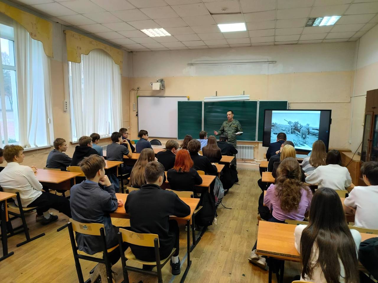 Советник главы Городского округа Коломна, участник спецоперации Дмитрий Глодов и руководитель коломенского отделения Ассоциации ветеранов СВО Подмосковья Алексей Каратеев провели урок Мужества для учеников школы №14 Советник главы Городского округа Коломна, участник спецоперации Дмитрий Глодов и руководитель коломенского отделения Ассоциации ветеранов СВО Подмосковья Алексей Каратеев провели урок Мужества для учеников школы №14