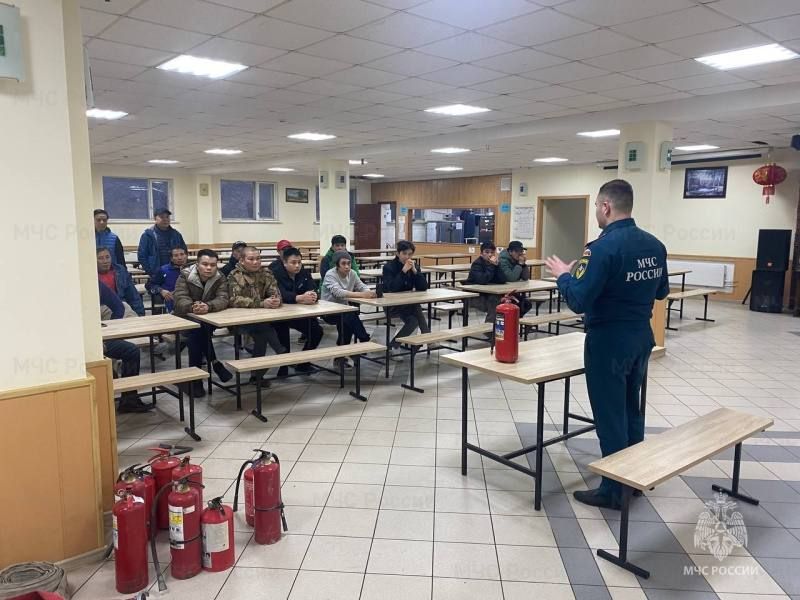 В Чехове инспекторы ГПН проинструктировали работников производственно-складского предприятия