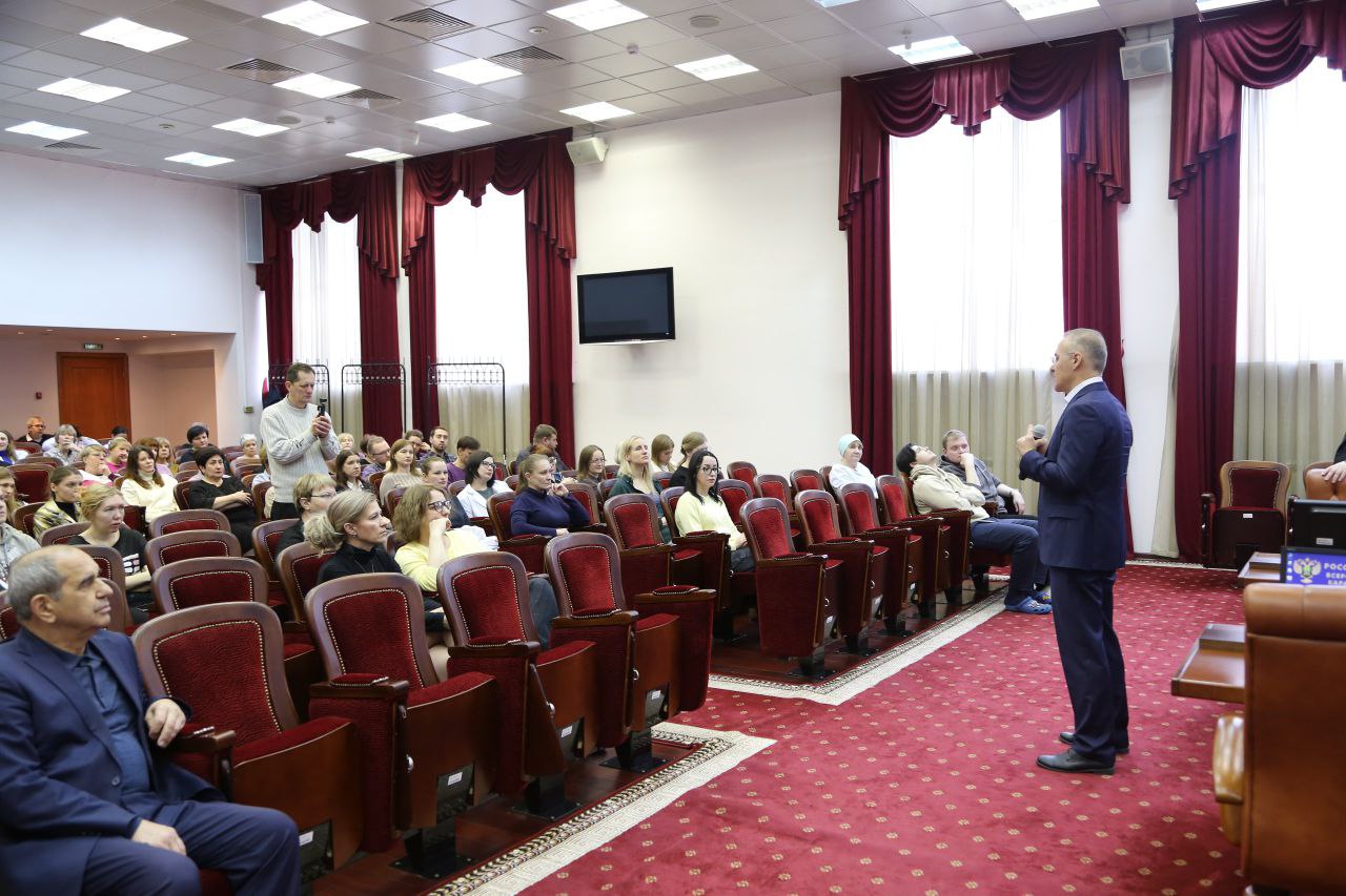 Ценю встречи с трудовыми коллективами, ведь самые важные решения рождаются не в кабинетах, а там, где живут и работают люди Ценю встречи с трудовыми коллективами, ведь самые важные решения рождаются не в кабинетах, а там, где живут и работают люди