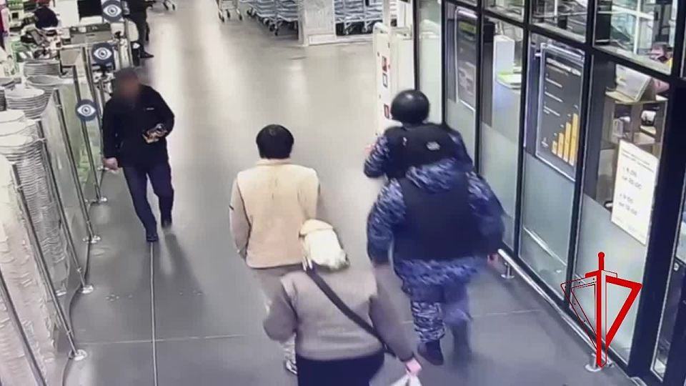 2 по цене 1: росгвардейцы пресекли “акцию”, который решил устроить себе недобросовестный посетитель в известном сетевом гипермаркете Подмосковья