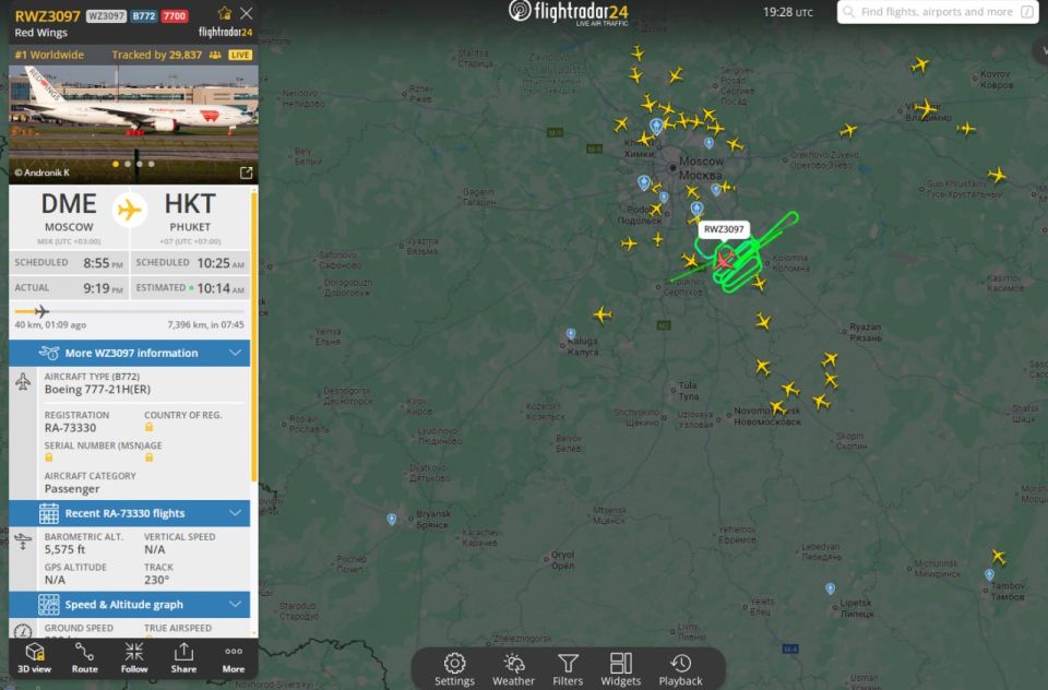 Борт на Пхукет готовится к аварийной посадке — самолет Boeing 777-200 Red Wings вылетел позже расписания из Домодедово и почти сразу подал сигнал бедствия