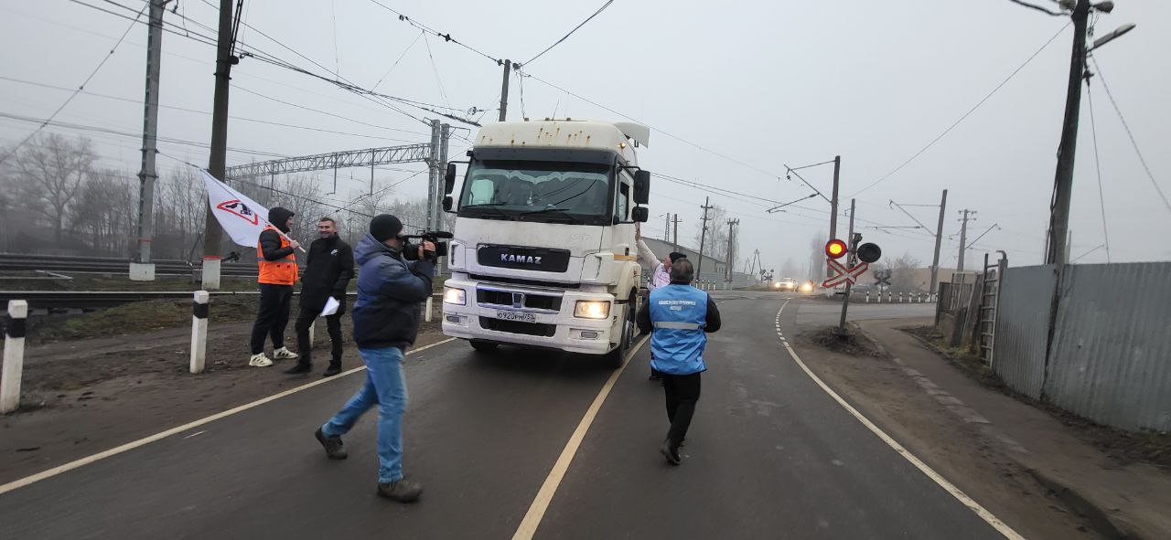 В рамках акции "Берегись поезда" 2 декабря на железнодорожном переезде в Софрино по красноармейской ветке провели профилактический рейд В рамках акции "Берегись поезда" 2 декабря на железнодорожном переезде в Софрино по красноармейской ветке провели профилактический рейд