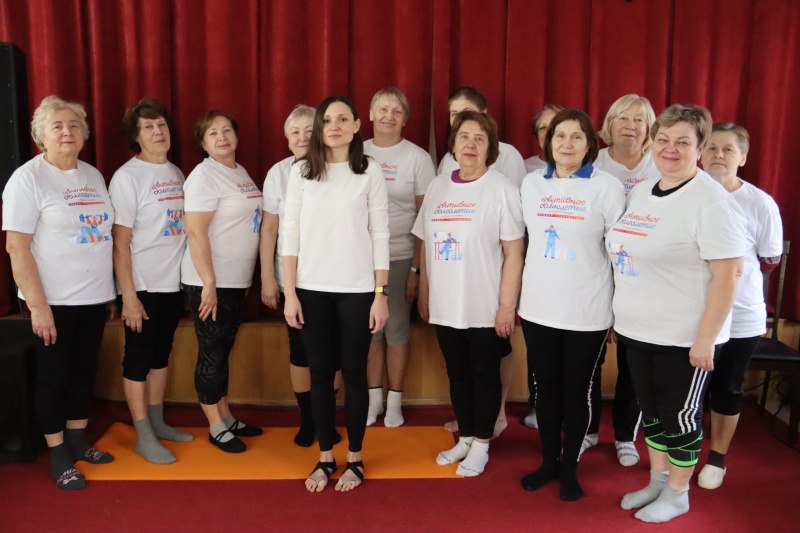 В ДК «Юбилейный» в рамках губернаторского проекта «Активное долголетие» для представителей любительского объединения «Время жить» (руководитель: Елена Кижаева) прошёл увлекательный мастер-класс по хатха-йоге для начинающих...