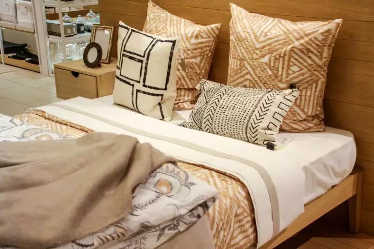 Как легко вывести пятна с матраса, подушки и одеяла: работает даже на застарелых загрязнениях